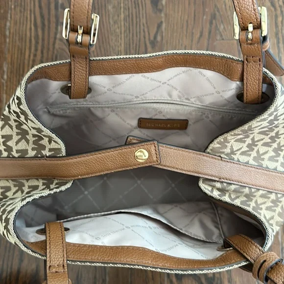 Michael Kors Tote Bag - Picture 2 of 5